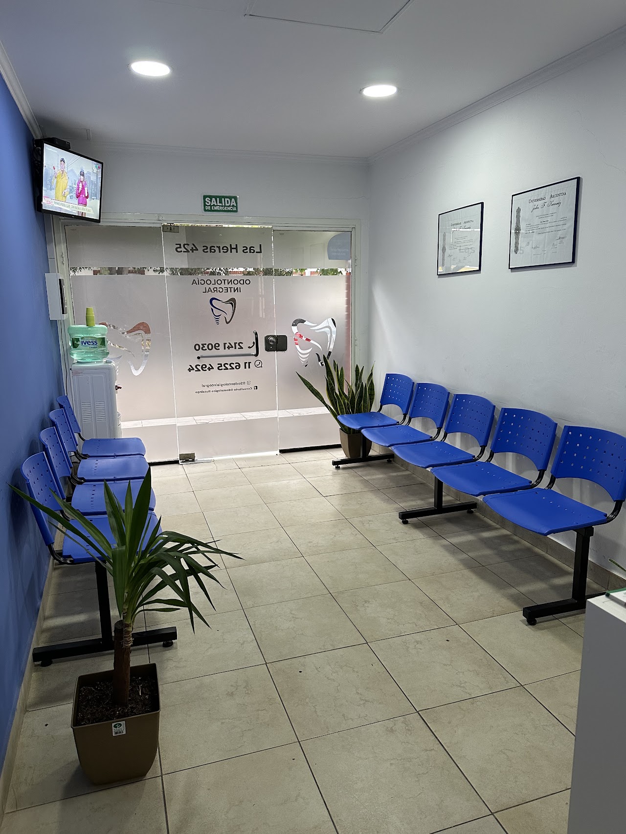 Recepción y sala de espera moderna de MBK Odontología